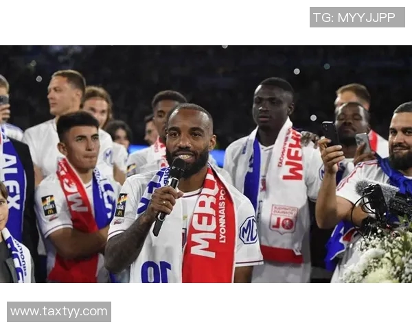 突发消息欧联官宣球星离队球迷集体不舍送别泪洒看台